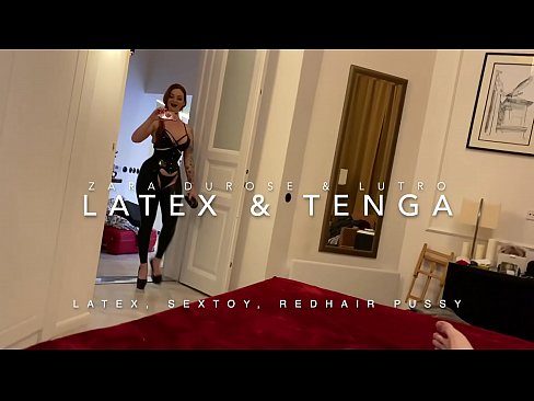 ❤️ Dada wa kambo mwenye kichwa chekundu akiwa amevalia vazi la latex alilobanwa na kaka wa kambo Video ya ngono ﹏