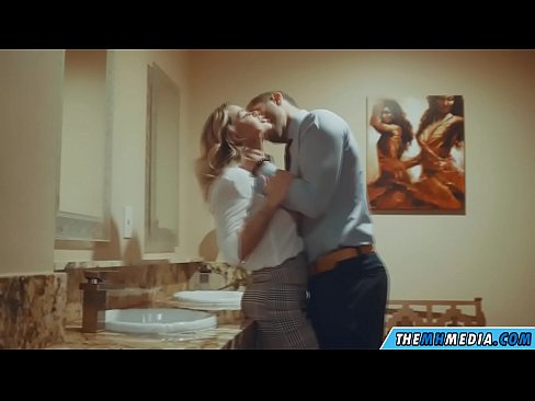 ❤️ Wakati blonde mwenye busty anakutongoza kwenye choo cha umma Video ya ngono ﹏